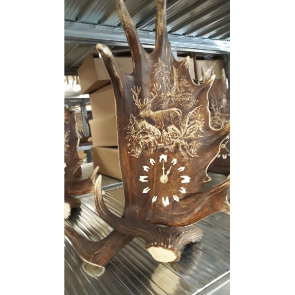 Antler clock small with vertical deer motive