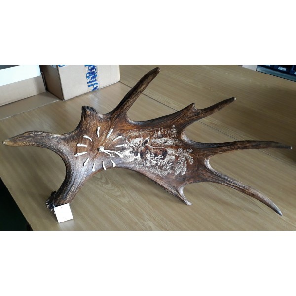 Älghornsklocka med älggravyr