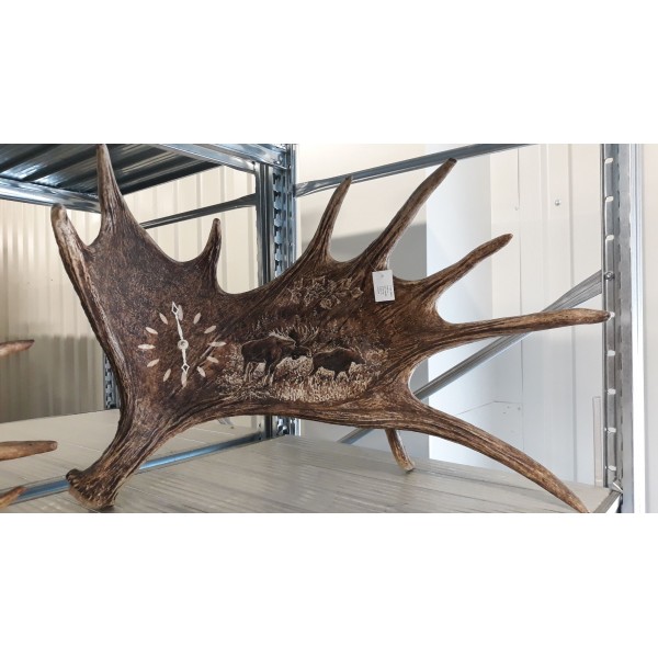 Älghornsklocka med älggravyr