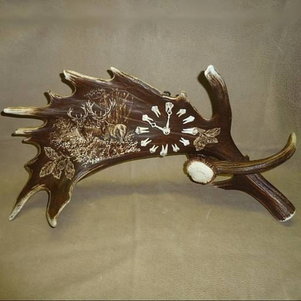 Antler clock with horizontal deer motive