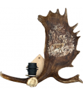 Mindre dovhjorthorn vägglampa med hjortgravyr naturlig 35cm Mindre dovhjorthorn vägglampa med hjortgravyr naturlig 35cm