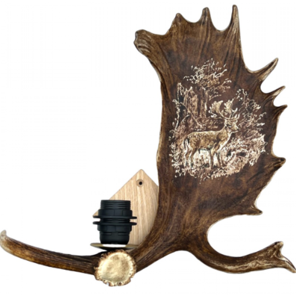 Mindre dovhjorthorn vägglampa med hjortgravyr naturlig 35cm Mindre dovhjorthorn vägglampa med hjortgravyr naturlig 35cm